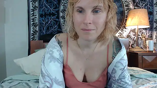 Snapshot of Cutikatxoxo chatting on 02-26-25, 02:37 Cutikatxoxo online show from 02-26-25, 02:37