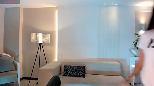 Snapshot of TaraLawrence chatting on 10-25-25, 04:53 TaraLawrence online show from 10-25-25, 04:53