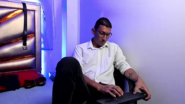 Snapshot of enzopratt chatting on 02-21-25, 03:34 enzopratt online show from 02-21-25, 03:34