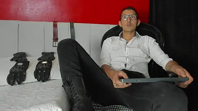 Snapshot of enzopratt chatting on 03-06-25, 03:35 enzopratt online show from 03-06-25, 03:35