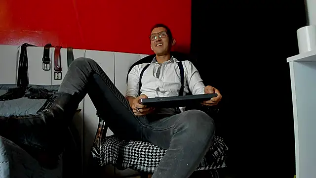 Snapshot of enzopratt chatting on 03-13-25, 06:16 enzopratt online show from 03-13-25, 06:16