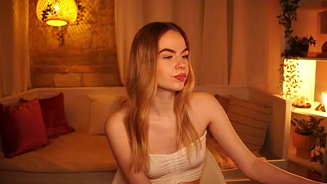 Snapshot of sn0w_barbie chatting on 01-15-25, 02:35 sn0w barbie online show from 01-15-25, 02:35