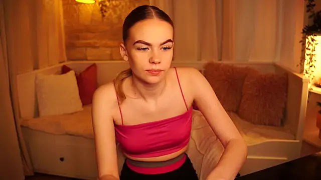 Snapshot of sn0w_barbie chatting on 01-26-25, 10:55 sn0w barbie online show from 01-26-25, 10:55