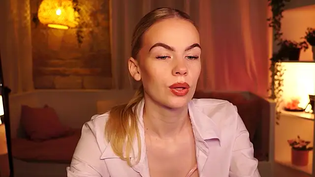 Snapshot of sn0w_barbie chatting on 09-09-25, 08:36 sn0w barbie online show from 09-09-25, 08:36