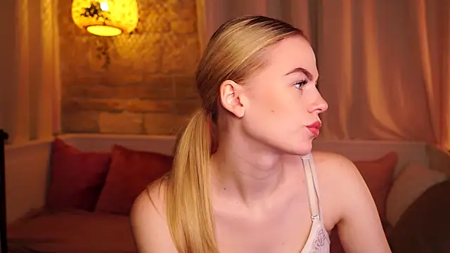 Snapshot of sn0w_barbie chatting on 09-29-25, 08:41 sn0w barbie online show from 09-29-25, 08:41