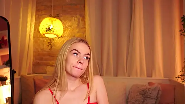 Snapshot of sn0w_barbie chatting on 10-21-25, 08:37 sn0w barbie online show from 10-21-25, 08:37