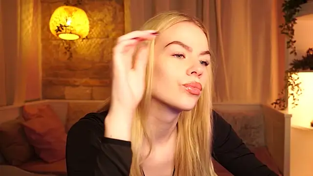 Snapshot of sn0w_barbie chatting on 10-27-25, 09:35 sn0w barbie online show from 10-27-25, 09:35