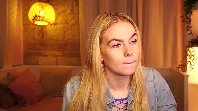 Snapshot of sn0w_barbie chatting on 10-28-25, 09:35 sn0w barbie online show from 10-28-25, 09:35