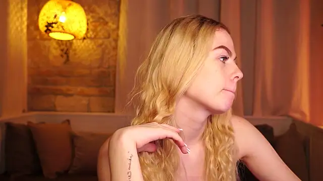 Snapshot of sn0w_barbie chatting on 11-18-25, 09:25 sn0w barbie online show from 11-18-25, 09:25