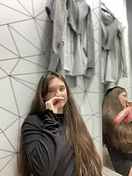 Snapshot of Holly_Molii chatting on 12-15-24, 08:19 Holly Molii online show from 12-15-24, 08:19