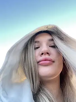 Snapshot of Holly_Molii chatting on 12-19-24, 05:18 Holly Molii online show from 12-19-24, 05:18