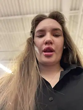 Snapshot of Holly_Molii chatting on 12-28-24, 08:37 Holly Molii online show from 12-28-24, 08:37