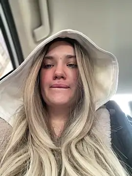 Snapshot of Holly_Molii chatting on 12-29-24, 05:31 Holly Molii online show from 12-29-24, 05:31