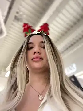 Snapshot of Holly_Molii chatting on 12-29-24, 08:33 Holly Molii online show from 12-29-24, 08:33