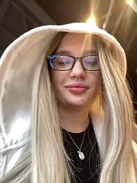 Snapshot of Holly_Molii chatting on 01-12-25, 08:14 Holly Molii online show from 01-12-25, 08:14