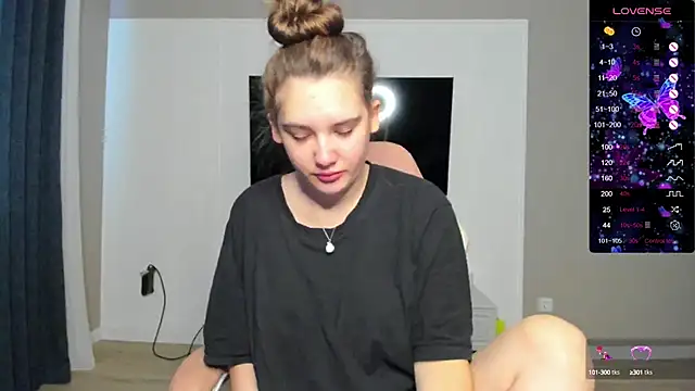 Snapshot of Holly_Molii chatting on 09-21-25, 12:01 Holly Molii online show from 09-21-25, 12:01