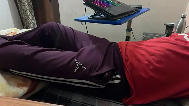 Snapshot of sexyboy09 chatting on 10-29-25, 07:04 sexyboy09 online show from 10-29-25, 07:04