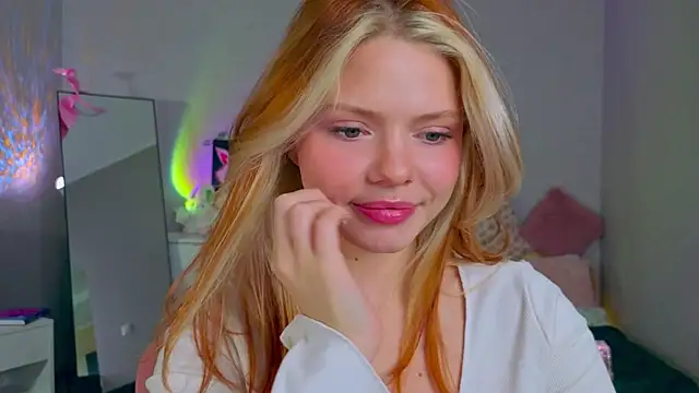 Snapshot of Red__Candy chatting on 11-17-25, 12:33 Red Candy online show from 11-17-25, 12:33