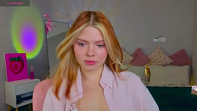 Snapshot of Red__Candy chatting on 11-23-25, 11:10 Red Candy online show from 11-23-25, 11:10