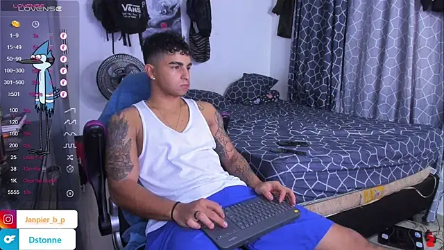 Snapshot of cJuan111 chatting on 09-19-25, 04:18 cJuan111 online show from 09-19-25, 04:18