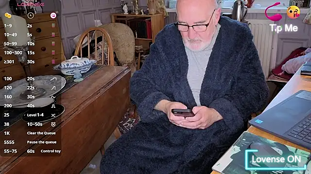 Adamdaddybear online show from 10-29-25, 07:32