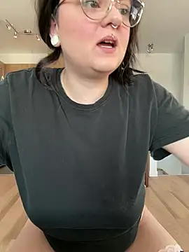 Snapshot of Sweetleeahxx chatting on 02-12-25, 01:06 Sweetleeahxx online show from 02-12-25, 01:06