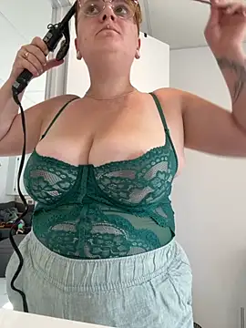 Snapshot of Sweetleeahxx chatting on 09-12-25, 02:06 Sweetleeahxx online show from 09-12-25, 02:06