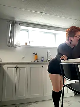 Snapshot of Sweetleeahxx chatting on 10-21-25, 12:50 Sweetleeahxx online show from 10-21-25, 12:50