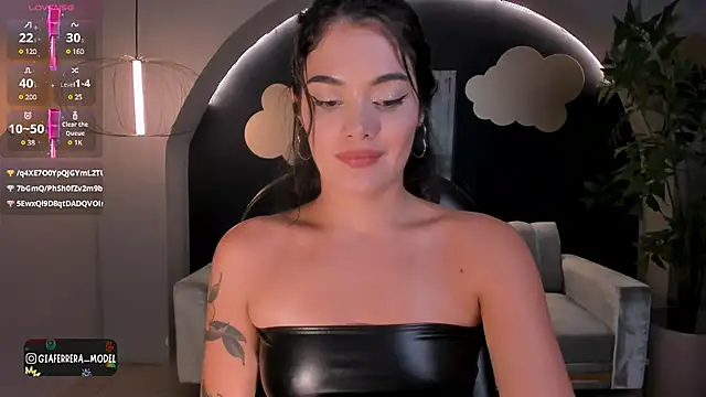 Snapshot of GiaFerrara chatting on 03-18-25, 01:21 GiaFerrara online show from 03-18-25, 01:21