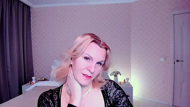 Louisa Bay online show from 12-19-24, 07:40