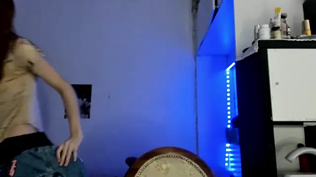 Snapshot of LisaIcon chatting on 10-19-25, 10:05 LisaIcon online show from 10-19-25, 10:05