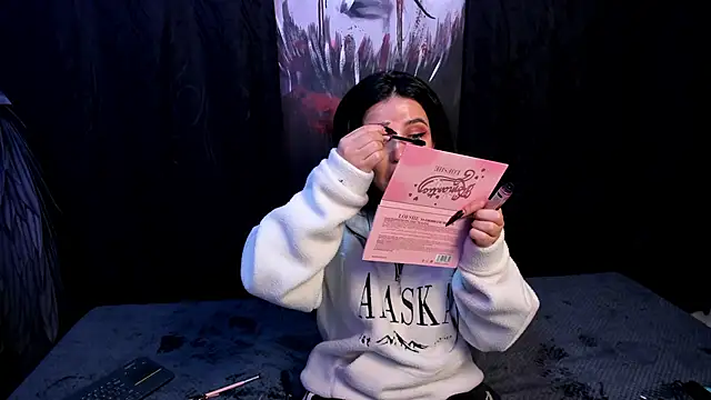 Snapshot of Kylie-fox chatting on 10-15-25, 11:27 Kylie-fox online show from 10-15-25, 11:27