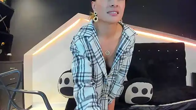 Coral Gibson online show from 01-25-25, 06:24