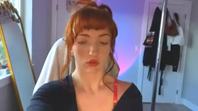 Snapshot of foxxyyyred chatting on 02-18-26, 12:17 foxxyyyred online show from 02-18-26, 12:17