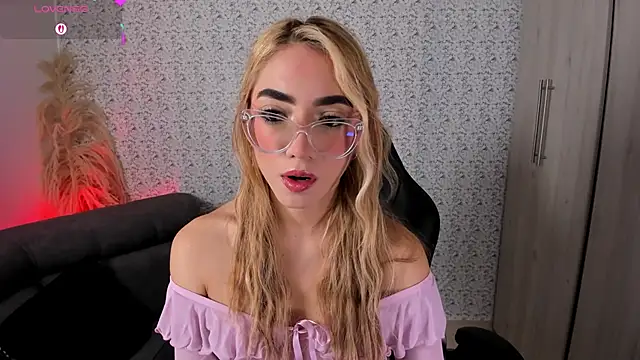 Snapshot of Sarajonnes chatting on 03-18-26, 09:12 Sarajonnes online show from 03-18-26, 09:12