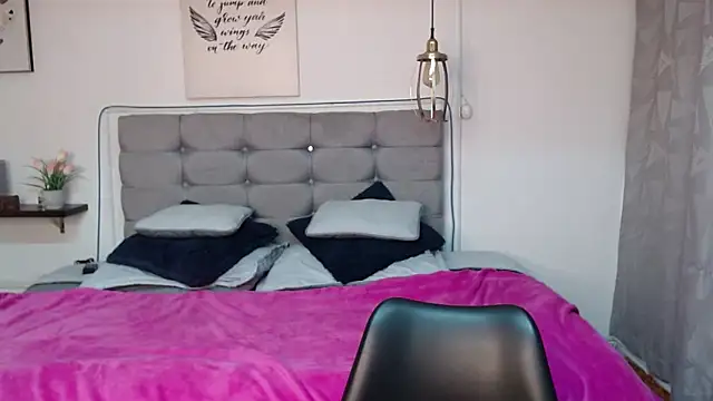 Snapshot of Brown_Pearl chatting on 12-14-24, 06:52 Brown Pearl online show from 12-14-24, 06:52