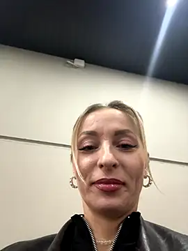 Snapshot of Diamond_Bunny_ chatting on 11-22-25, 02:49 Diamond Bunny online show from 11-22-25, 02:49