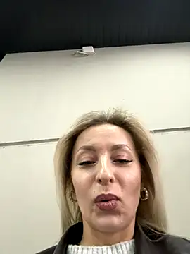 Snapshot of Diamond_Bunny_ chatting on 11-30-25, 12:42 Diamond Bunny online show from 11-30-25, 12:42