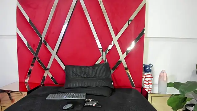 Milanxht online show from 10-13-25, 08:42