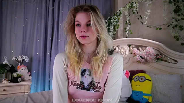 Snapshot of EdlinAlliston chatting on 02-17-26, 03:51 EdlinAlliston online show from 02-17-26, 03:51