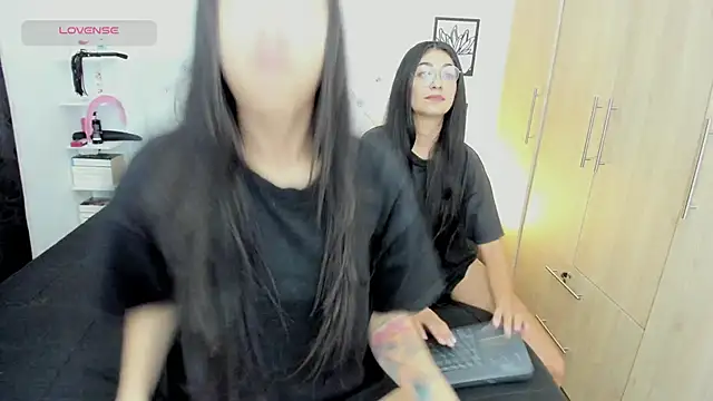 Snapshot of Annie-Hank chatting on 12-21-24, 01:47 Annie-Hank online show from 12-21-24, 01:47