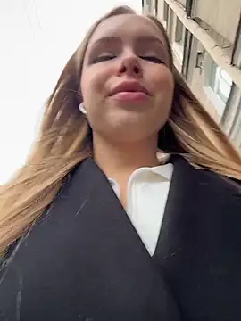 Snapshot of mur_girl chatting on 10-15-25, 01:00 mur girl online show from 10-15-25, 01:00