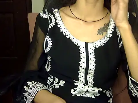 MAAYRA 09 online show from 01-11-25, 08:43