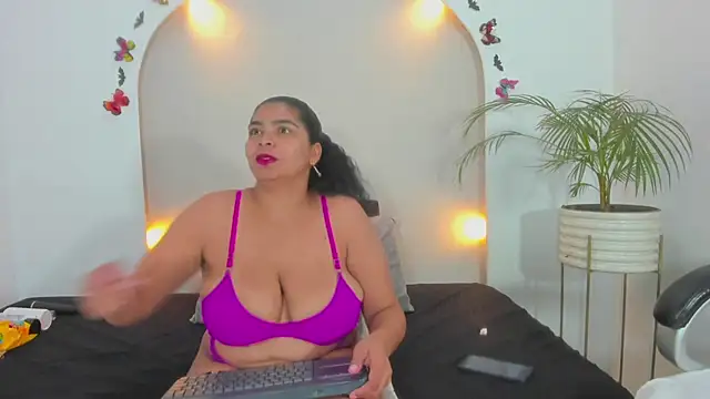 Snapshot of Sofii_Cooper1 chatting on 11-12-25, 03:29 Sofii Cooper1 online show from 11-12-25, 03:29