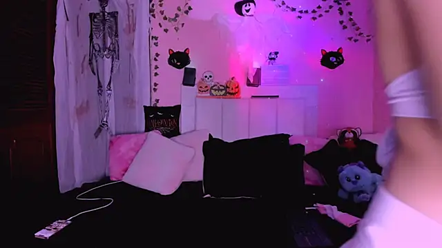 Snapshot of gabyye_capprins chatting on 10-29-25, 12:24 gabyye capprins online show from 10-29-25, 12:24