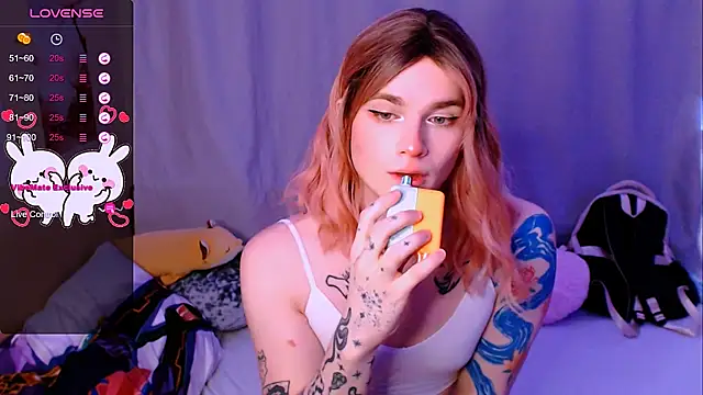 Snapshot of Alice_Hells chatting on 02-07-26, 05:44 Alice Hells online show from 02-07-26, 05:44