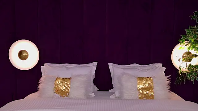 Snapshot of milaleoneli chatting on 10-09-25, 02:48 milaleoneli online show from 10-09-25, 02:48