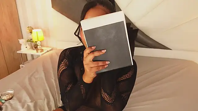 IzzyyBeelmonth online show from 12-23-24, 01:40