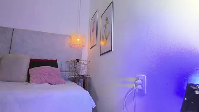 naomiii   online show from 01-06-26, 11:36