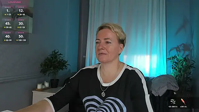 Snapshot of Nika_Smit chatting on 10-17-25, 09:34 Nika Smit online show from 10-17-25, 09:34